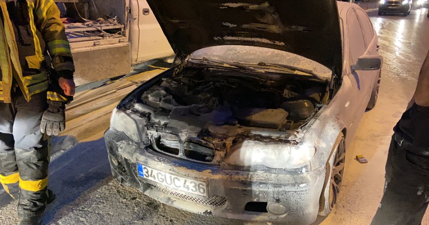 Kocaeli’de seyir halindeki otomobilde yangın